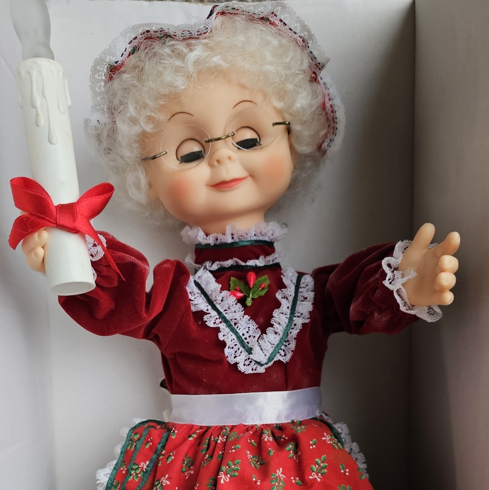 Vintage Mrs Claus animated still in box